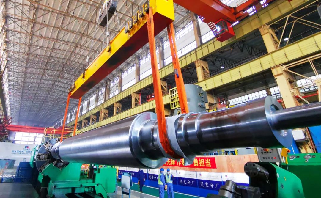 哈電集團(tuán)電機(jī)公司研制的內(nèi)蒙古上海廟1000兆瓦汽輪發(fā)電機(jī)轉(zhuǎn)軸正在吊運 哈電集團(tuán)電機(jī)公司研制的內(nèi)蒙古上海廟1000兆瓦汽輪發(fā)電機(jī)轉(zhuǎn)軸正在吊運