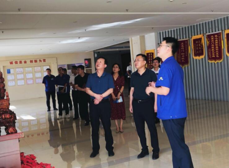 蘭州市委常委、副市長(zhǎng)胡俊鋒一行蒞臨蘭州高壓閥門公司調(diào)研指導(dǎo) 蘭州市委常委、副市長(zhǎng)胡俊鋒一行蒞臨蘭州高壓閥門公司調(diào)研指導(dǎo)