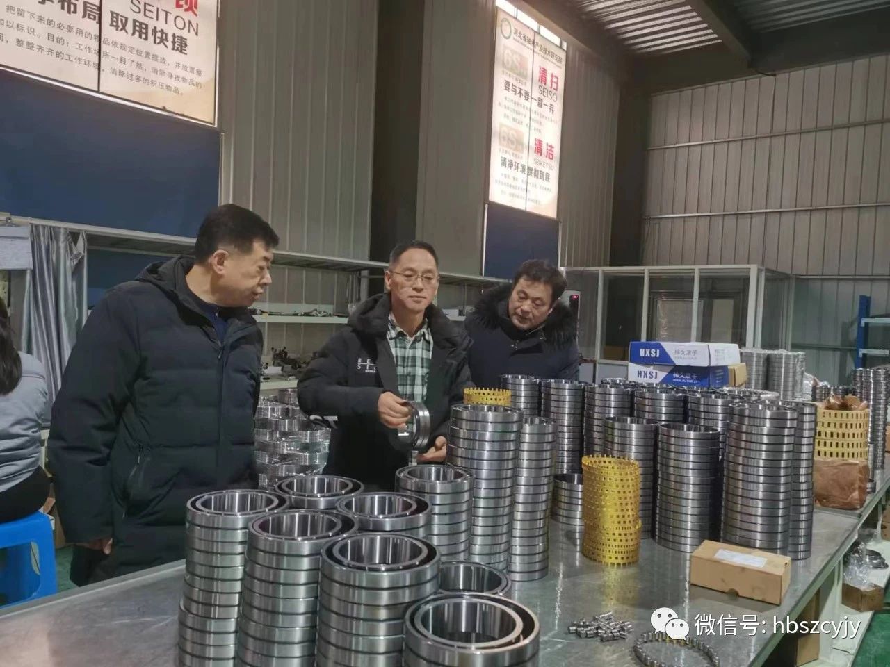 上圖為教授參觀我院試制車間 上圖為教授參觀我院試制車間