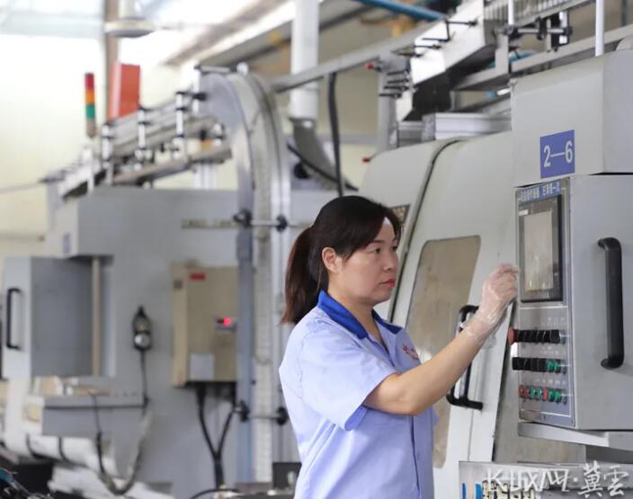 在臨西縣軸承工業(yè)園區(qū)的一家軸承企業(yè)生產(chǎn)車間,工人正在監(jiān)測自動化軸承數(shù)控磨床運行情況。 在臨西縣軸承工業(yè)園區(qū)的一家軸承企業(yè)生產(chǎn)車間,工人正在監(jiān)測自動化軸承數(shù)控磨床運行情況。