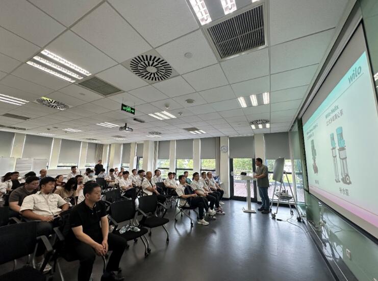共繪供熱新篇章 北京建筑大學(xué)供熱管理專業(yè)定制研修班蒞臨威樂中國 共繪供熱新篇章 北京建筑大學(xué)供熱管理專業(yè)定制研修班蒞臨威樂中國