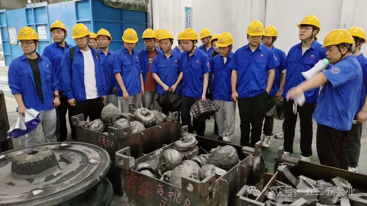 圖為:新入職員工到生產(chǎn)一線實(shí)地觀摩學(xué)習(xí) 圖為:新入職員工到生產(chǎn)一線實(shí)地觀摩學(xué)習(xí)