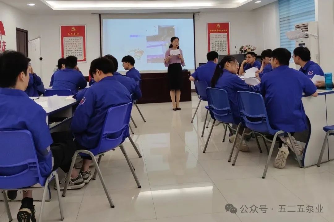 圖為:湖北文理學(xué)院何教授為新員工講授職業(yè)素養(yǎng)與商務(wù)禮儀 圖為:湖北文理學(xué)院何教授為新員工講授職業(yè)素養(yǎng)與商務(wù)禮儀