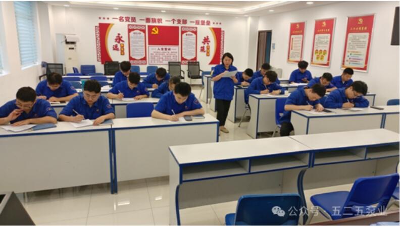 圖為:新員工和師傅簽訂師徒協(xié)議、和公司簽訂見習(xí)協(xié)議 圖為:新員工和師傅簽訂師徒協(xié)議、和公司簽訂見習(xí)協(xié)議