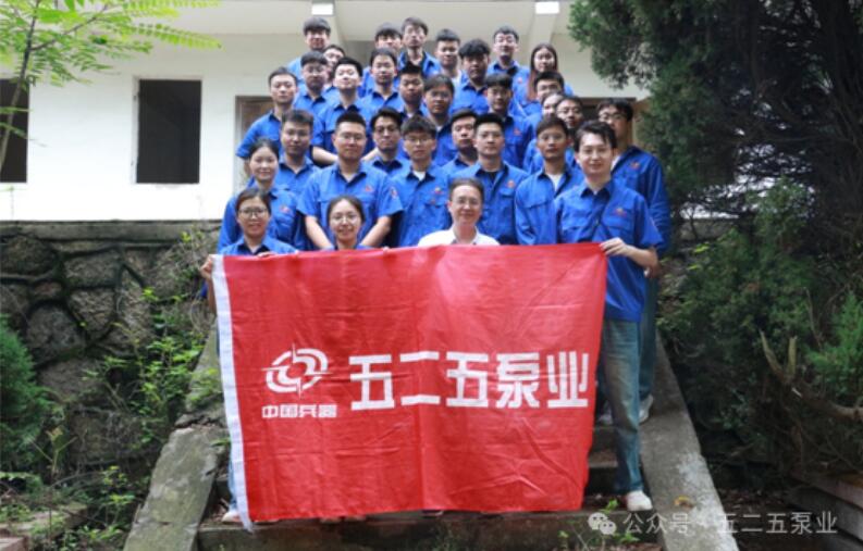 圖為:公司副總經(jīng)理吳志宏在東方老廠區(qū)為新入職員工講解公司發(fā)展歷程 圖為:公司副總經(jīng)理吳志宏在東方老廠區(qū)為新入職員工講解公司發(fā)展歷程