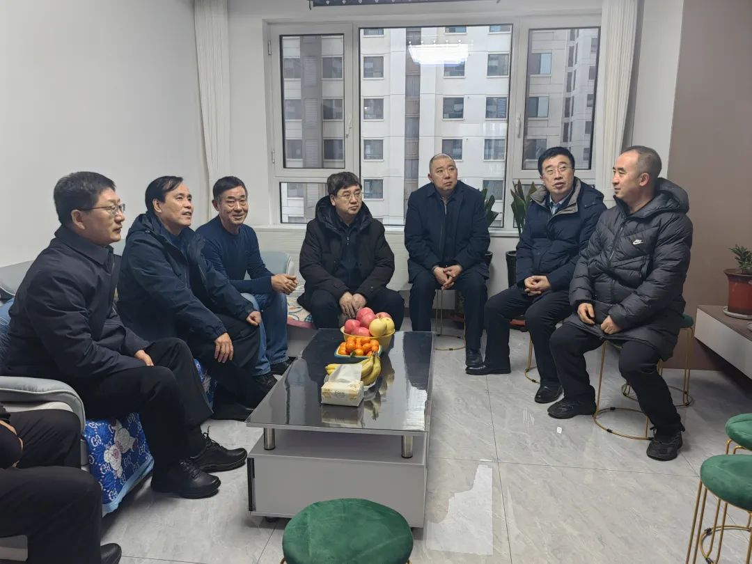 全國(guó)總工會(huì)領(lǐng)導(dǎo)慰問(wèn)全國(guó)勞動(dòng)模范西北軸承離退休職工唐光武 全國(guó)總工會(huì)領(lǐng)導(dǎo)慰問(wèn)全國(guó)勞動(dòng)模范西北軸承離退休職工唐光武
