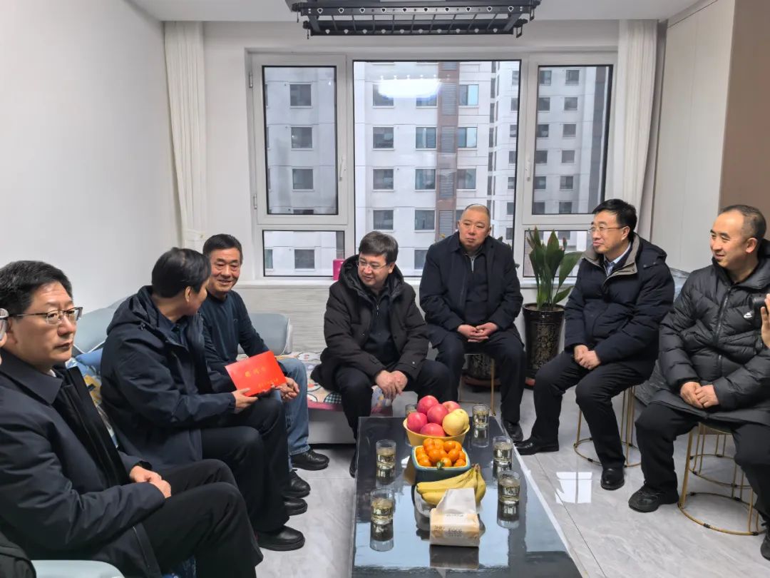 全國(guó)總工會(huì)領(lǐng)導(dǎo)慰問(wèn)全國(guó)勞動(dòng)模范西北軸承離退休職工唐光武 全國(guó)總工會(huì)領(lǐng)導(dǎo)慰問(wèn)全國(guó)勞動(dòng)模范西北軸承離退休職工唐光武