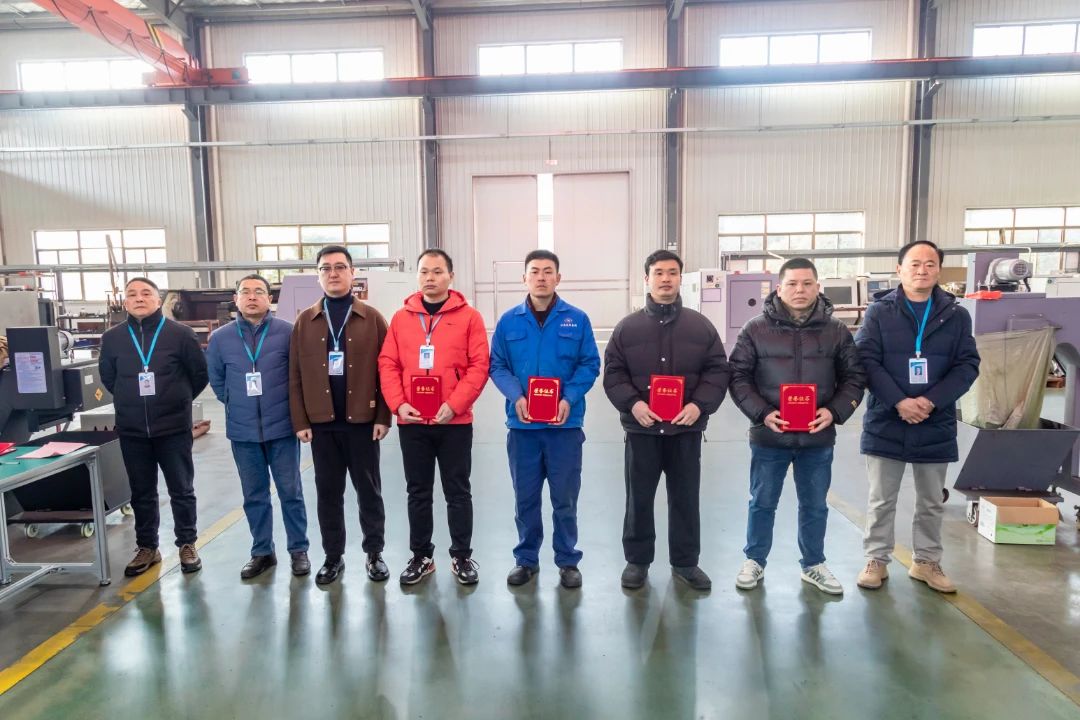 工裝工藝革新獎(jiǎng)——樊輝、張雷鑫、刁海飛、徐勇 工裝工藝革新獎(jiǎng)——樊輝、張雷鑫、刁海飛、徐勇