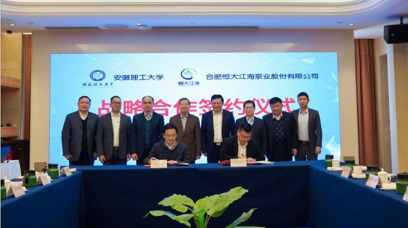 汪冰、趙光明代表校企雙方簽署戰(zhàn)略合作框架 汪冰、趙光明代表校企雙方簽署戰(zhàn)略合作框架