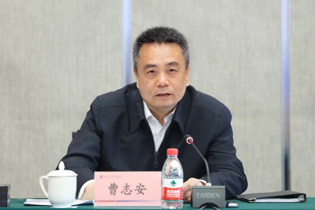 哈電集團(tuán)董事長(zhǎng)、黨委書記曹志安作講話。 哈電集團(tuán)董事長(zhǎng)、黨委書記曹志安作講話。