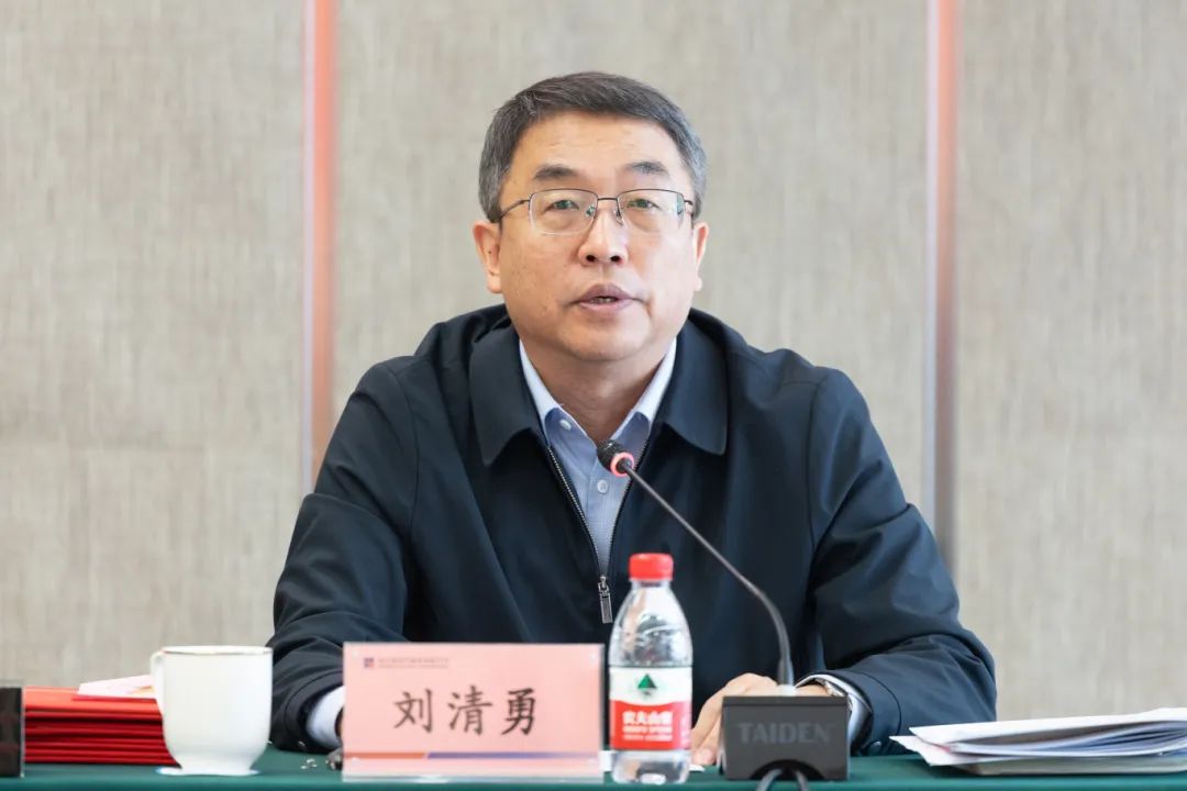 哈電集團(tuán)黨委常委、副總經(jīng)理劉清勇主持會(huì)議。 哈電集團(tuán)黨委常委、副總經(jīng)理劉清勇主持會(huì)議。