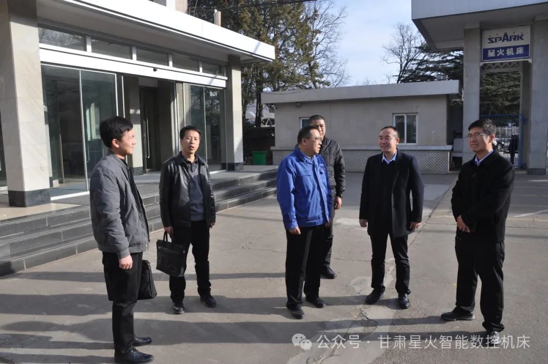 清水縣委領(lǐng)導(dǎo)向星火數(shù)控公司贈(zèng)送錦旗 清水縣委領(lǐng)導(dǎo)向星火數(shù)控公司贈(zèng)送錦旗