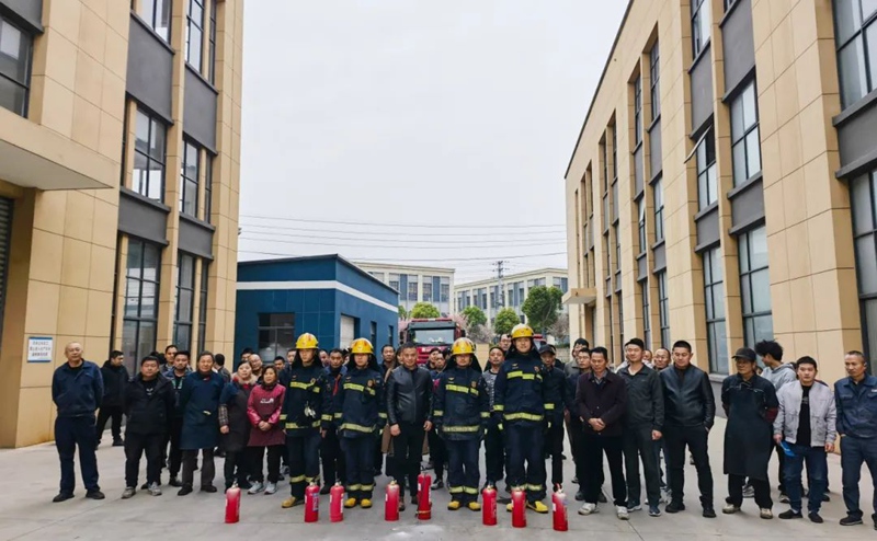 興化市戴南緊固件行業(yè)協(xié)會開展消防知識培訓(xùn)暨應(yīng)急演練活動 興化市戴南緊固件行業(yè)協(xié)會開展消防知識培訓(xùn)暨應(yīng)急演練活動