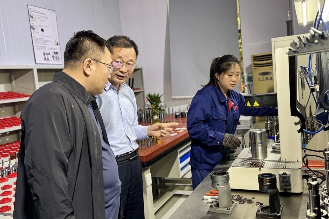 內(nèi)蒙古自治區(qū)霍林郭勒市趙副市長一行蒞臨天正模具參觀考察 內(nèi)蒙古自治區(qū)霍林郭勒市趙副市長一行蒞臨天正模具參觀考察