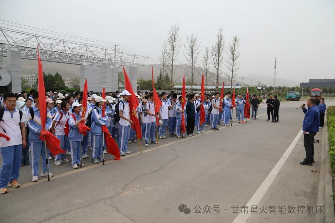 天水一中麥積校區(qū)千余名學(xué)子走進(jìn)星火機(jī)床公司參觀 天水一中麥積校區(qū)千余名學(xué)子走進(jìn)星火機(jī)床公司參觀