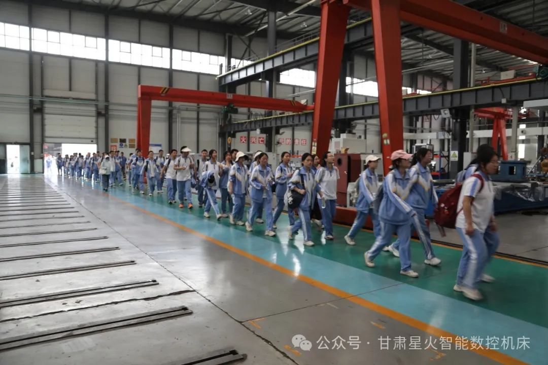 天水一中麥積校區(qū)千余名學(xué)子走進(jìn)星火機(jī)床公司參觀 天水一中麥積校區(qū)千余名學(xué)子走進(jìn)星火機(jī)床公司參觀