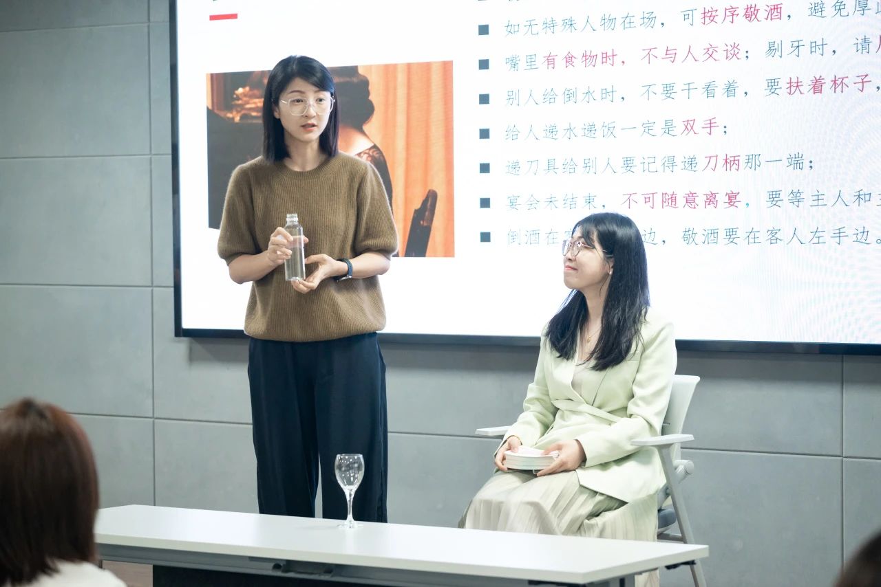 嘉利特荏原泵業(yè)公司舉辦商務(wù)禮儀培訓 提升職場軟實力 嘉利特荏原泵業(yè)公司舉辦商務(wù)禮儀培訓 提升職場軟實力