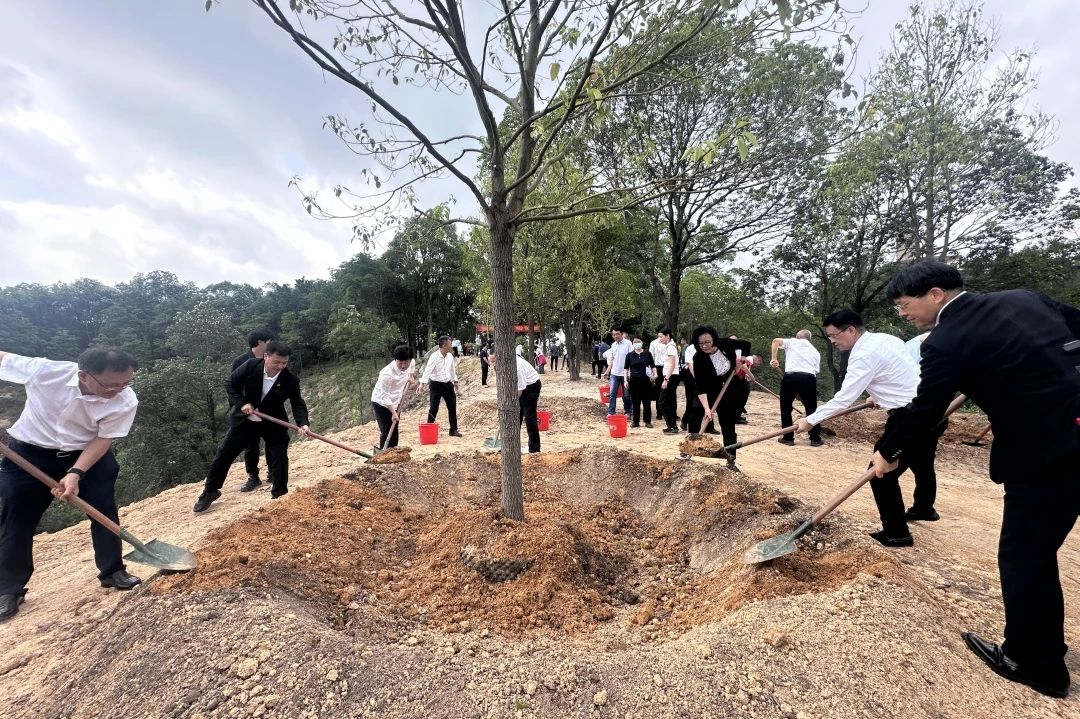 昕恒泵業(yè)兩代企業(yè)家應(yīng)邀參加廣州民企“同心林”植樹(shù)活動(dòng) 昕恒泵業(yè)兩代企業(yè)家應(yīng)邀參加廣州民企“同心林”植樹(shù)活動(dòng)