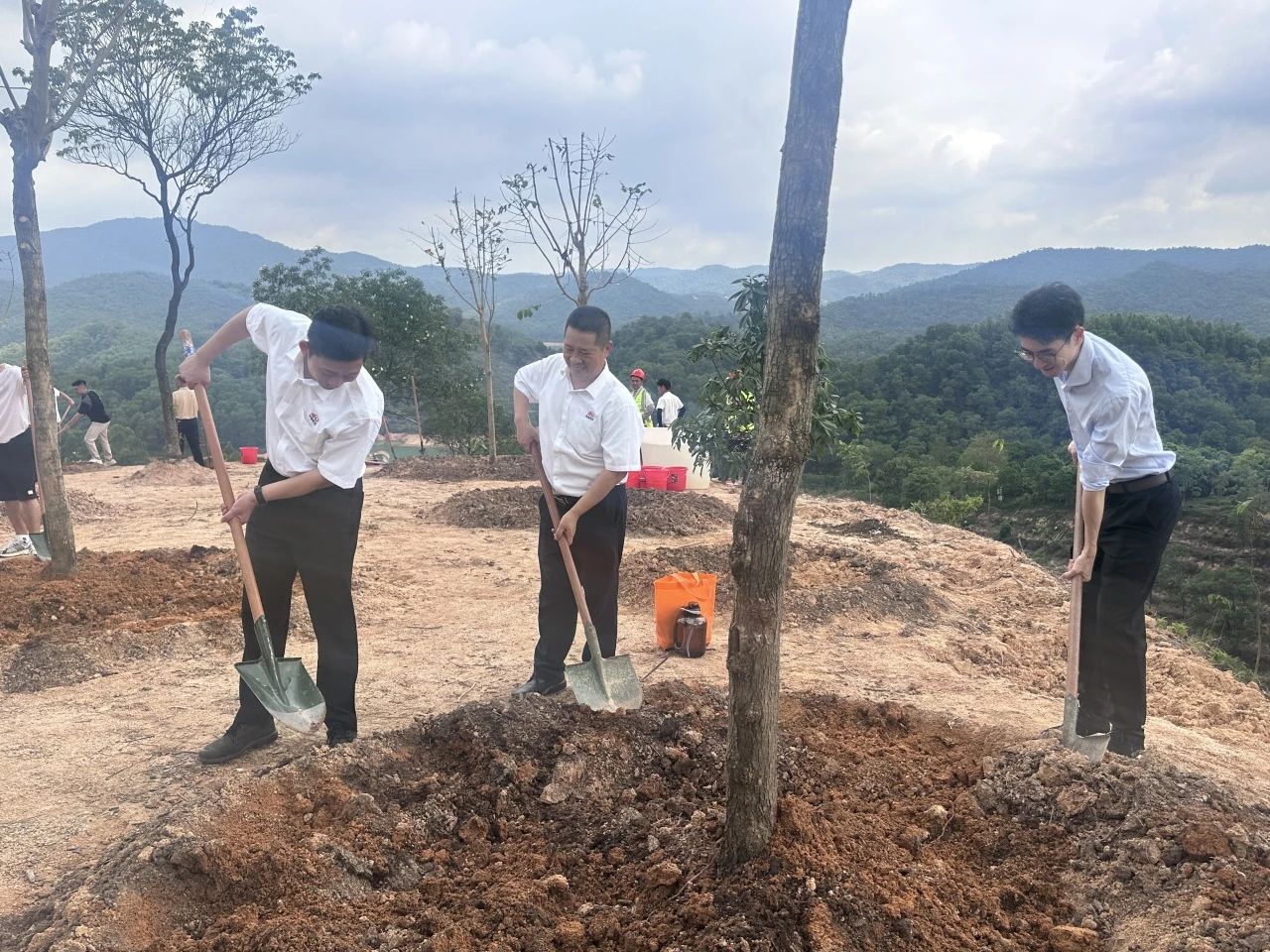 昕恒泵業(yè)兩代企業(yè)家應(yīng)邀參加廣州民企“同心林”植樹(shù)活動(dòng) 昕恒泵業(yè)兩代企業(yè)家應(yīng)邀參加廣州民企“同心林”植樹(shù)活動(dòng)