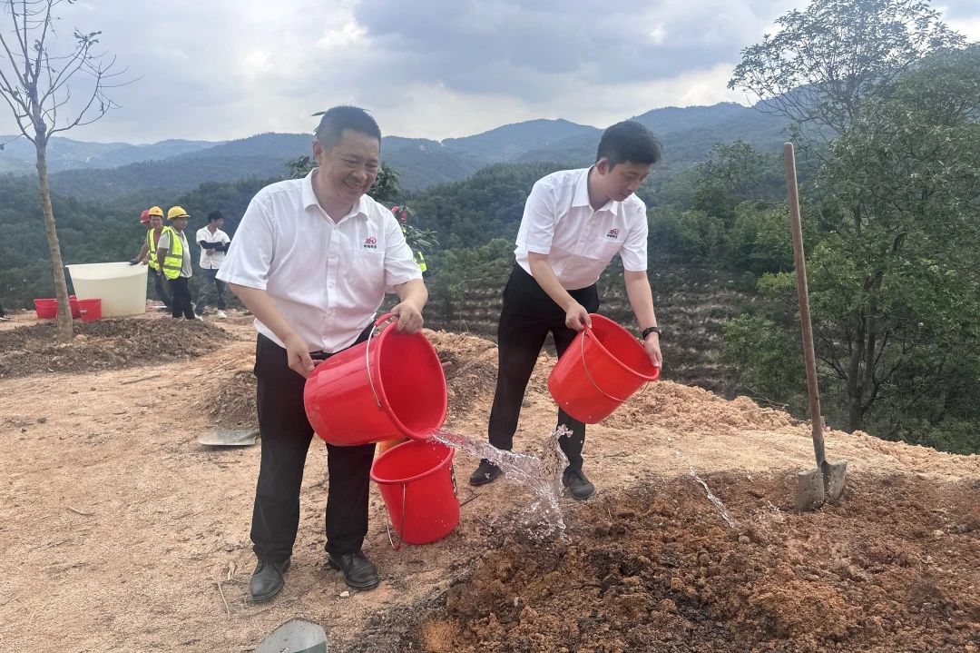 昕恒泵業(yè)兩代企業(yè)家應(yīng)邀參加廣州民企“同心林”植樹(shù)活動(dòng) 昕恒泵業(yè)兩代企業(yè)家應(yīng)邀參加廣州民企“同心林”植樹(shù)活動(dòng)