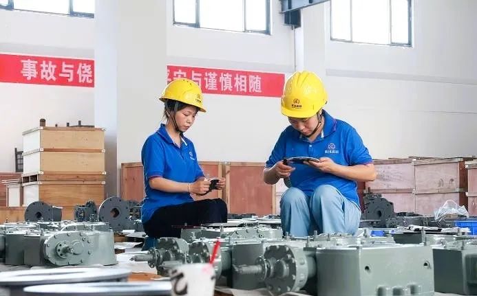 △工人正在逐一檢測(cè)產(chǎn)品 △工人正在逐一檢測(cè)產(chǎn)品