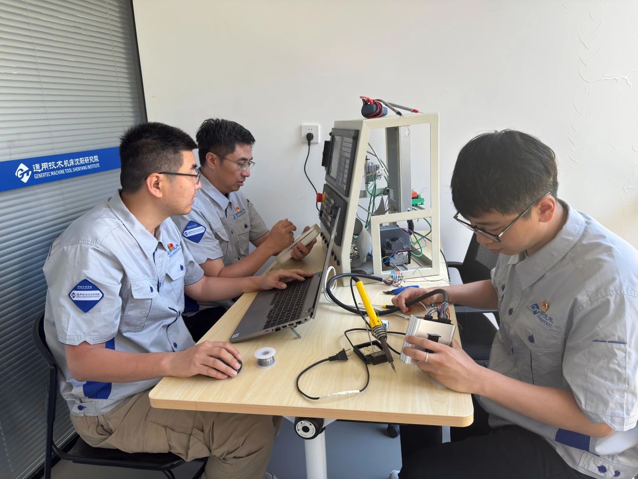 沈陽研究院成功推出首款智能數(shù)顯手持操作單元 沈陽研究院成功推出首款智能數(shù)顯手持操作單元