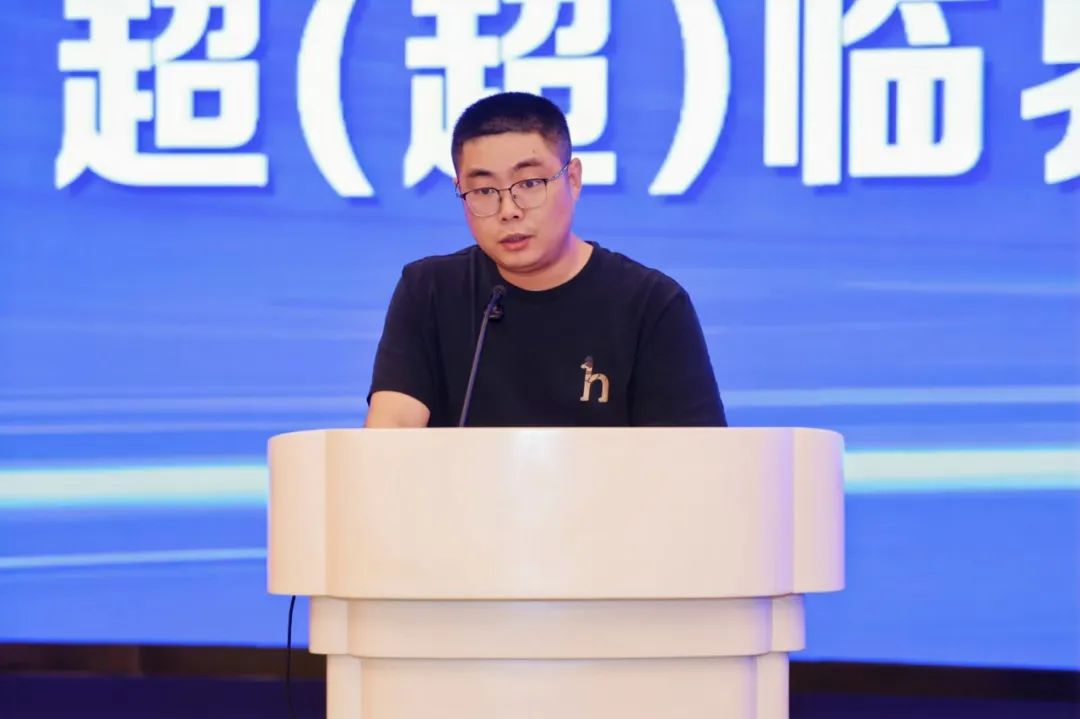 江蘇華電句容發(fā)電有限公司設(shè)備部黨支部書(shū)記尤鐘亮代表句容、彬長(zhǎng)、長(zhǎng)興等3家單位分享超(超)臨界火電機(jī)組關(guān)鍵閥門(mén)工程應(yīng)用實(shí)踐經(jīng)驗(yàn)和成果。 江蘇華電句容發(fā)電有限公司設(shè)備部黨支部書(shū)記尤鐘亮代表句容、彬長(zhǎng)、長(zhǎng)興等3家單位分享超(超)臨界火電機(jī)組關(guān)鍵閥門(mén)工程應(yīng)用實(shí)踐經(jīng)驗(yàn)和成果。